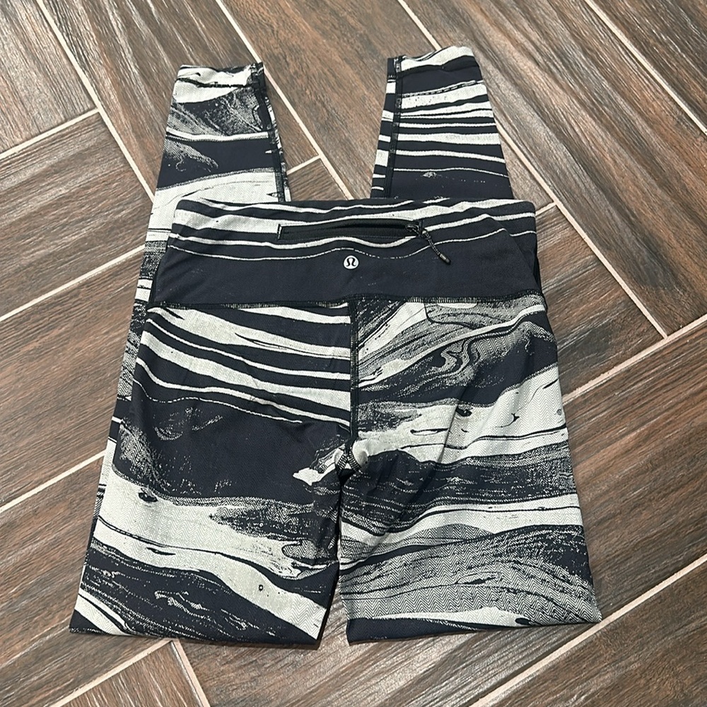 Lululemon - Picture 2 of 5
